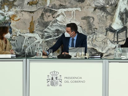 Desde la izquierda, la vicepresidenta Carmen Calvo, el presidente Sánchez y el vicepresidente Pablo Iglesias, durante un Consejo de Ministros celebrado este enero.