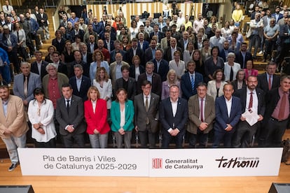 Foto de familia del president Salvador Illa y alcaldes del pla de barrios.