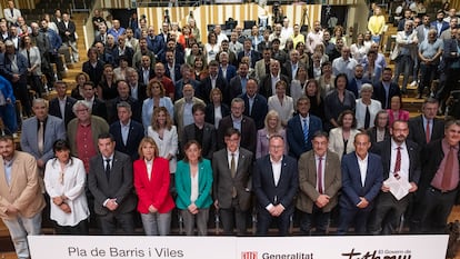 Foto de familia del president Salvador Illa y alcaldes del pla de barrios.