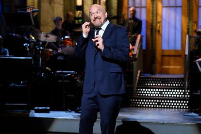 Louis C. K., durante una actuación en el programa 'Saturday Night Live', en abril de 2017.