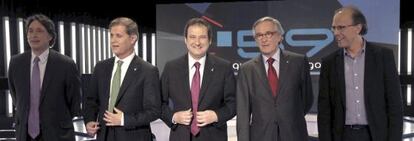 Los candidatos a la alcaldía de Barcelona, Jordi Portabella (UxB); Alberto Fernández (PPC); Jordi Hereu (PSC); Xavier Trias (CiU), Ricard Gomà (ICV-EUiA), antes del primer debate de la campaña electoral.