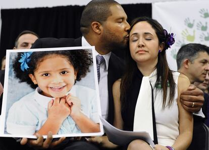 Jimmy Greene y su esposa Nelba Marquez-Greene, con una foto de su hija Ana, fallecida en la masacre.