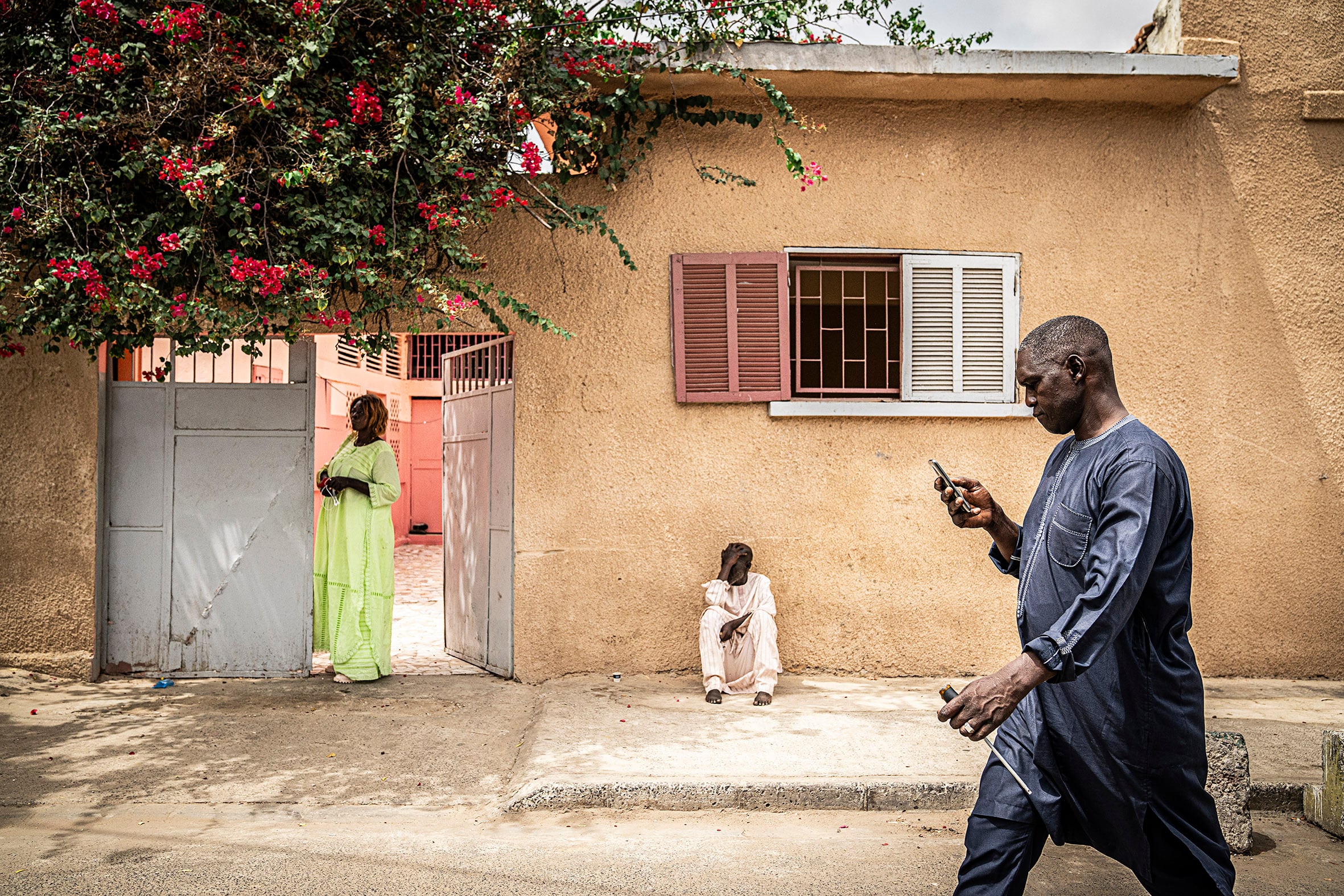 Abdou sentado en una calle del barrio de Medina en Dakar el 12 de julio.