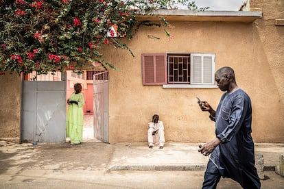 Abdou sentado en una calle del barrio de Medina en Dakar el 12 de julio.