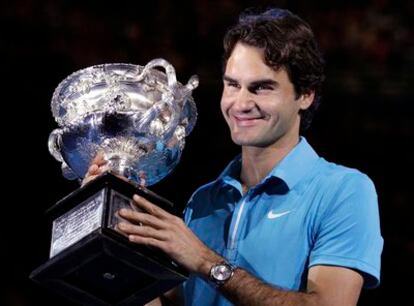 El tenista suizo posa sonriente con el trofeo que le acredita como vencedor del Abierto