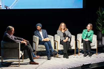 Pushmeet Kohli, de Google DeepMind, junto a Fiona Marshall, presidenta de investigación biomédica de Novartis, y Alison Noble, catedrática de ingeniería biomédica de la Universidad de Oxford, durante uno de los paneles del AI for Science Forum, celebrado en Londres.