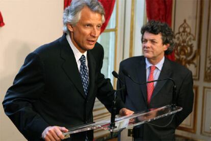 El primer ministro francés, Dominique de Villepin, tras la reunión mantenido con los representantes de los sindicatos.