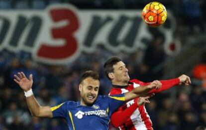 Cala y Aduriz disputan un balón aéreo.