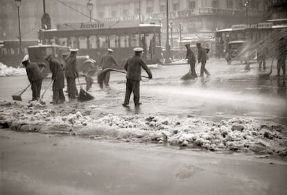 Empleados municipales retiran la nieve en la Puerta del Sol, en 1933 (Archivo Regional de la Comunidad de Madrid/ Fondo Martín Santos Yubero).