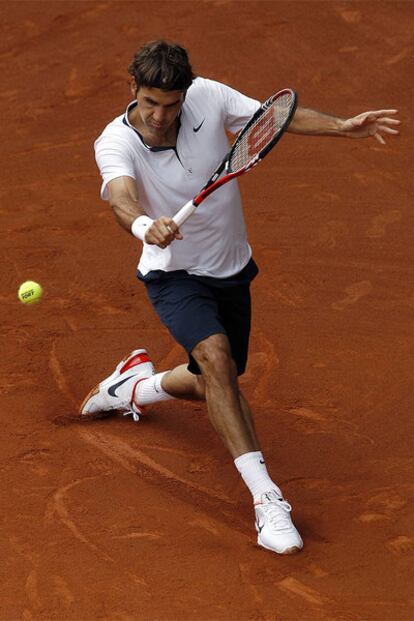 Federer golpea la pelota durante un partido del último Masters de Madrid.