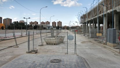 Una de las calles a medio terminar del plan urbanístico de Quatre Carreres.