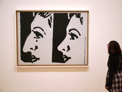 Una mujer observa la obra de Andy Warhol 'Before and After' ('Antes y después', 1961), en la que se refleja el efecto de la rinoplastia en una mujer.