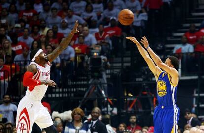 Uno de los triples de Curry, ante Josh Smith.