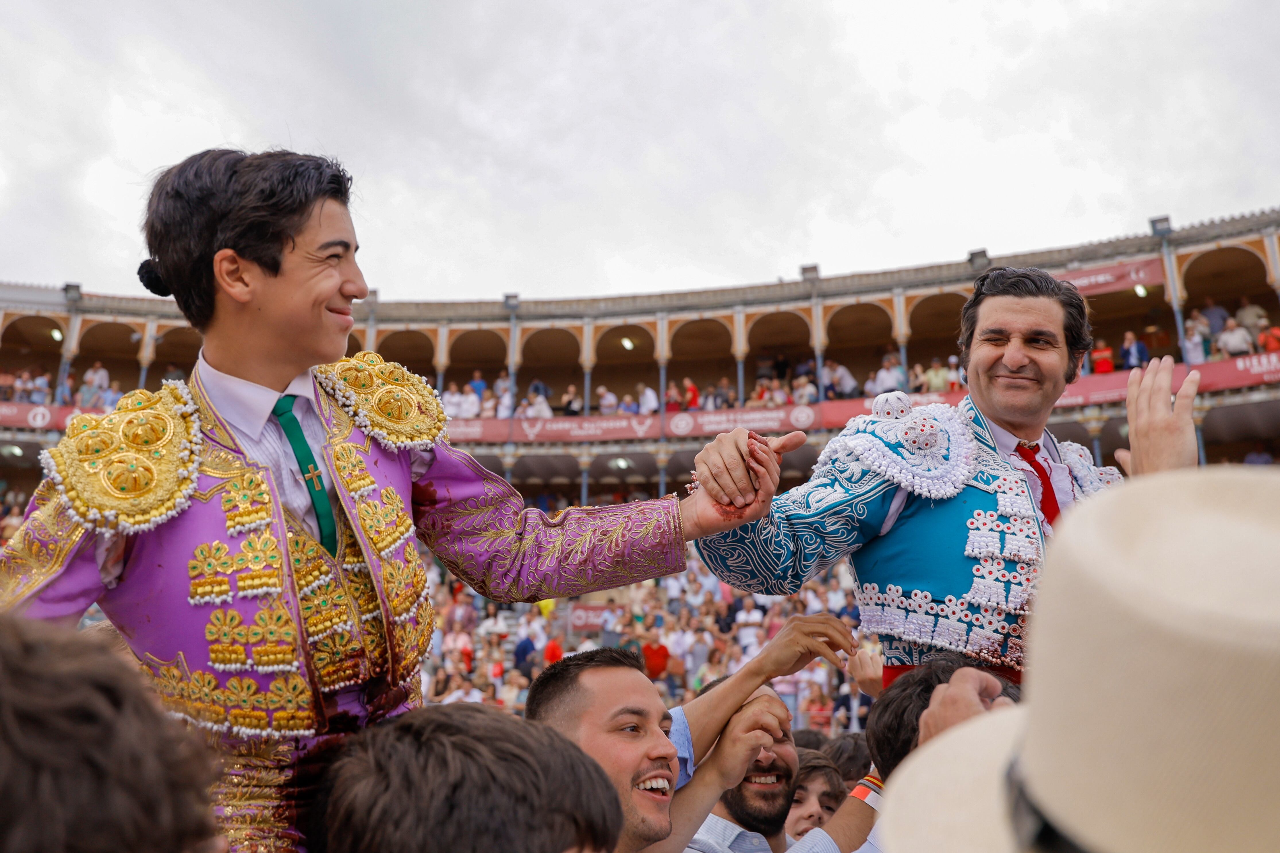 Morante rinde a sus pies La Glorieta de Salamanca y corta un rabo