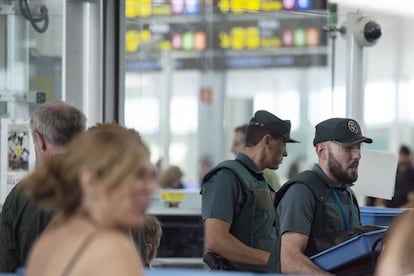 Agents de la Guàrdia Civil en l'aeroport del Prat.