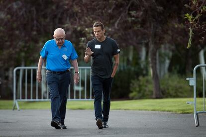 Rupert Murdoch, con su hijo Lachlan Murdoch, en una imagen de 2017.