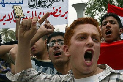 Un grupo de estudiantes iraquíes se manifiesta ante la Embajada de Irán en Bagdad.
