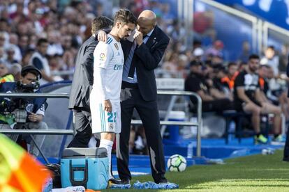 El técnico francés del Real Madrid, Zinedine Zidane, da indicaciones al centrocampista del conjunto blanco Isco.