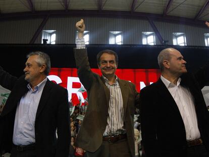 De izquierda a derecha, José Antonio Griñán, José Luis Rodríguez Zapatero y Manuel Chaves, en el mitin celebrado ayer en Málaga.