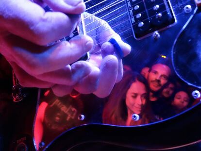 El público reflejado en la guitarra de Ross the Boss, del grupo The Dictators.