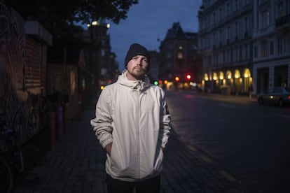 Morten Pape, de 31 anos, é um escritor dinamarquês que nasceu e cresceu em um gueto: Urbanplanen, no centro da capital dinamarquesa. Essa zona já não é considerada um gueto porque o Governo altera a cada ano os parâmetros de medição para que novas zonas deprimidas entrem ou saiam da lista. Desde 2015, Pape foi ganhando popularidade nos debates sobre o assunto dos guetos, por conta da publicação de seu livro 'Planen' (Politikens Forlag, 2015) sobre como é ser branco em Urbanplanan.