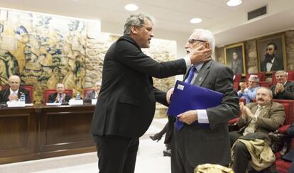 Rivas felicita a Fern&aacute;ndez Ferreiro durante el acto de ingreso.