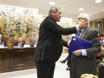 Rivas felicita a Fern&aacute;ndez Ferreiro durante el acto de ingreso.