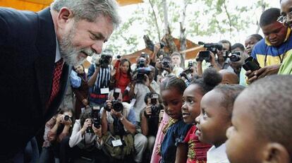 Lula em Mo&ccedil;ambique em 2003. 