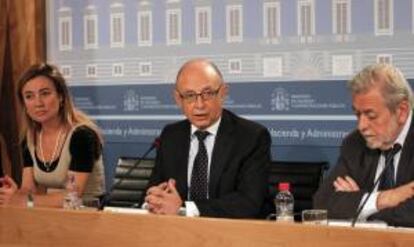El ministro de Hacienda y Administraciones Públicas, Cristóbal Montoro (c), junto a los secretarios de Estado de Presupuestos, Marta Fernández Currás, y Administraciones Públicas, Antonio Beteta. EFE/Archivo