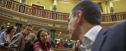 El presidente del Gobierno, Pedro Sánchez, y el líder de Podemos, Pablo Iglesias, en el Congreso en una imagen de archivo.