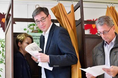 Gergely Karacsony, vencedor das eleições de Budapeste, vota neste domingo.
