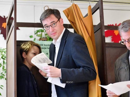 El candidato opositor a la alcaldía de Budapest, Gergely Karacsony, acude a votar hoy en la capital. 