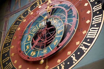 Detalle del reloj astronómico del la imponente Zytglogge o Torre del Reloj, en Berna.