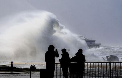 La gente toma fotos en el principal paseo de Blackpool, Inglaterra.