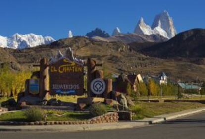 Entrada a la ciutat d'El Chaltén, a la Patagònia argentina, amb el grup del Fitz Roy al fons.