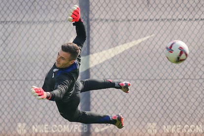 El portero Iñaki Peña durante el entrenamiento del primer equipo del FC Barcelona, este martes.