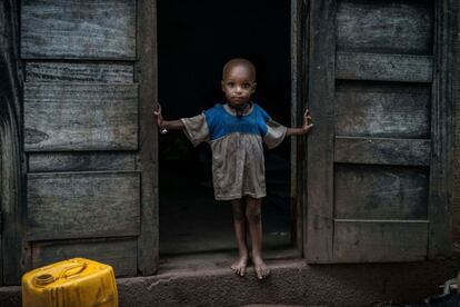 La mitad de los habitantes de este improvisado campo de desplazados son niños. Lógicamente, ellos son los que más expuestos están a contraer enfermedades infecciosas.