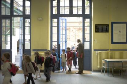 Varios niños entran a clase.