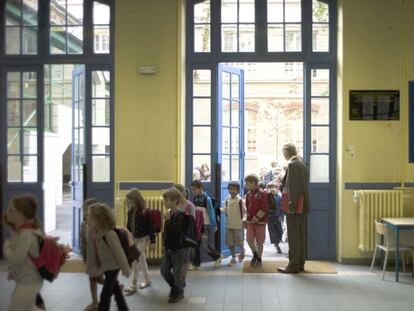 Varios niños entran a clase.