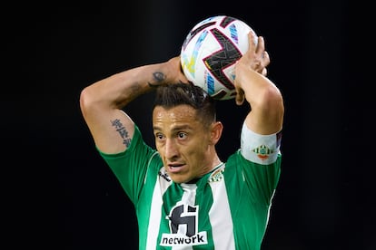 Andrés Guardado durante un partido del Betis contra el Getafe, en mayo de 2023.