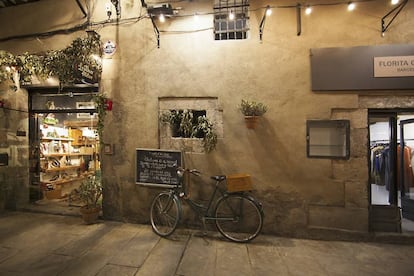 Una bicicleta en la plaza de Olles, en Barcelona.