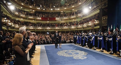 Los reyes de España, Felipe y Letizia a su llegada a la ceremonia de entrega de los Premios Príncipe de Asturias 2014.