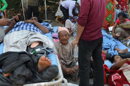 El Ministeri de l'Interior nepalès també ha informat a través del seu compte de Twitter d'un moviment tel·lúric amb epicentre entre Dolakha i Sindhupalchowk, zona on es van produir més de la tercera part dels més de 8.000 morts registrats fins ara com a conseqüència de l'anterior sisme. A la imatge, diverses persones esperen ser ateses a l'exterior d'un hospital de Katmandú (Nepal).