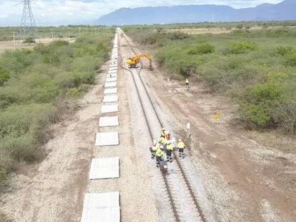 Operarios de Comsa en una obra ferroviaria.