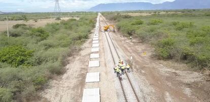 Operarios de Comsa en una obra ferroviaria.