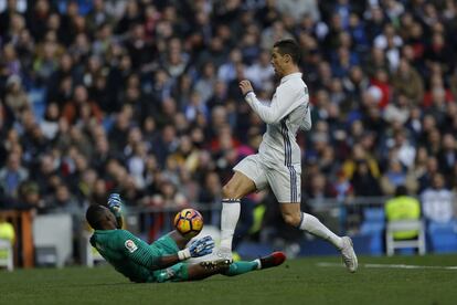 Cristiano Ronaldo disputa el balón con el guardameta Carlos Kameni.