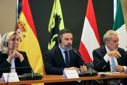 Santiago Abascal, en el centro, junto a Marine Le Pen y el ultra flamenco Gerolf Annemans, el pasado 16 de noviembre en un acto en París.