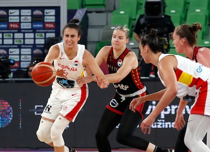 Alba Torrens en acción ante Elise Ramete durante la final del Eurobasket femenino, este domingo.