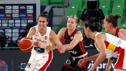 Alba Torrens en acción ante Elise Ramete durante la final del Eurobasket femenino, este domingo.