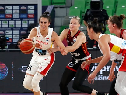 Alba Torrens en acción ante Elise Ramete durante la final del Eurobasket femenino, este domingo.